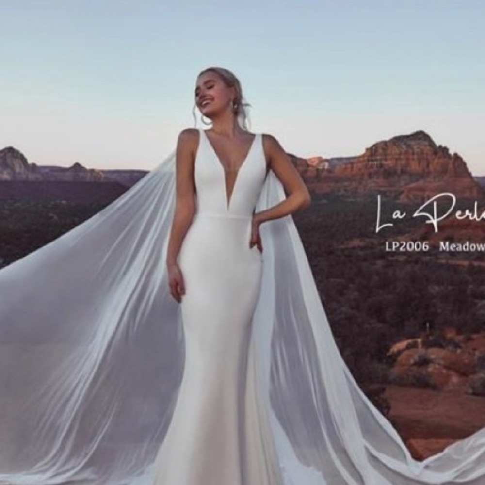 La Perle Meadow Wedding dress with veil